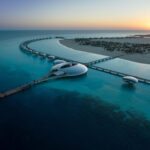 A estrutura futurista do Shebara Resort, no megaprojeto The Red Sea, combina luxo e sustentabilidade e foi um dos destaques da hotelaria em 2025. Foto: Visit Saudi/Divulgação