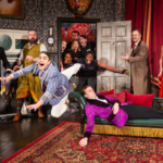 Cena de "The Play That Goes Wrong", que está entre os espetáculos da Off- Broadway que fazem parte da promoção de dois ingressos pelo preço de um (Crédito: Divulgação)