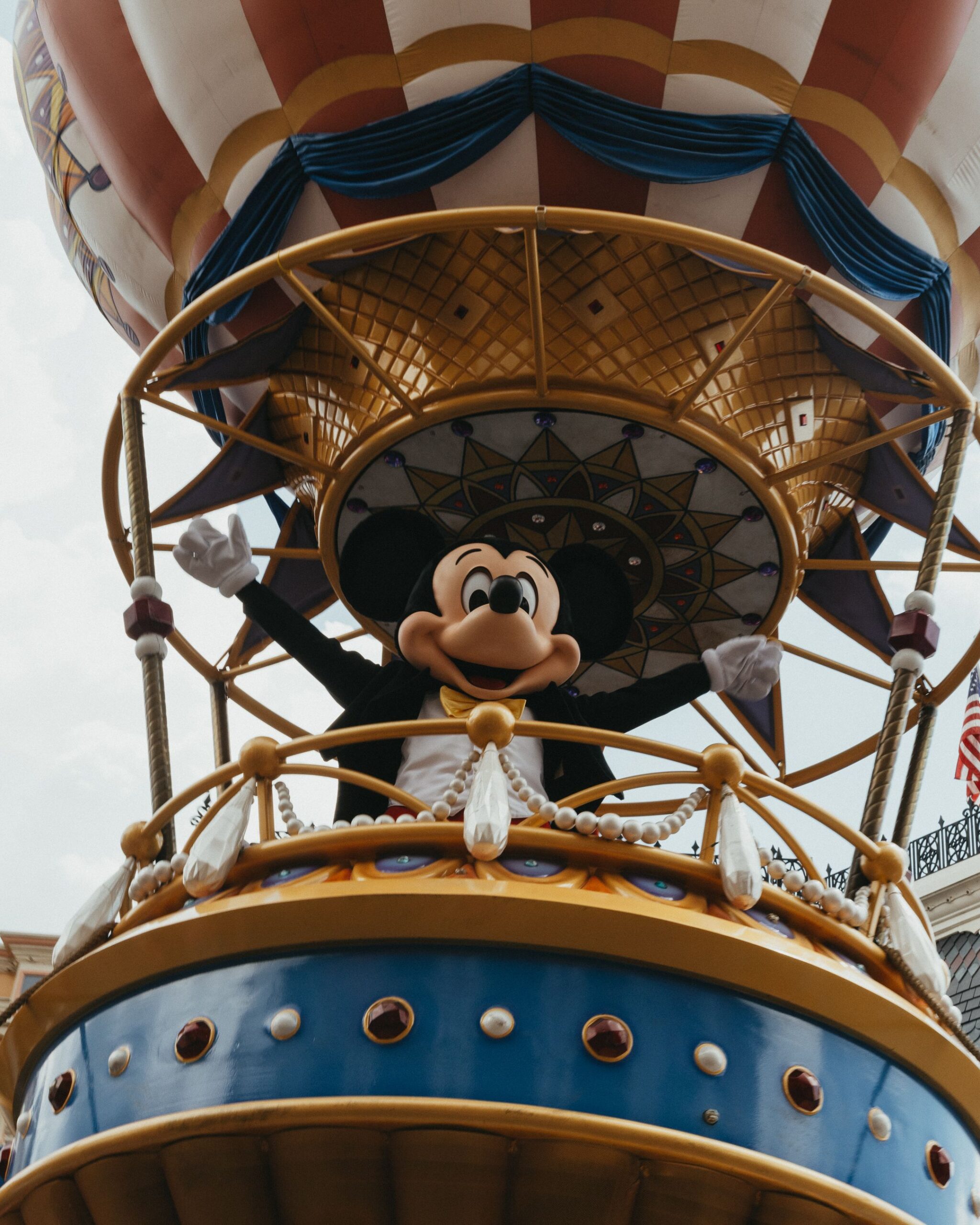 Mickey Mouse dentro de um balão.