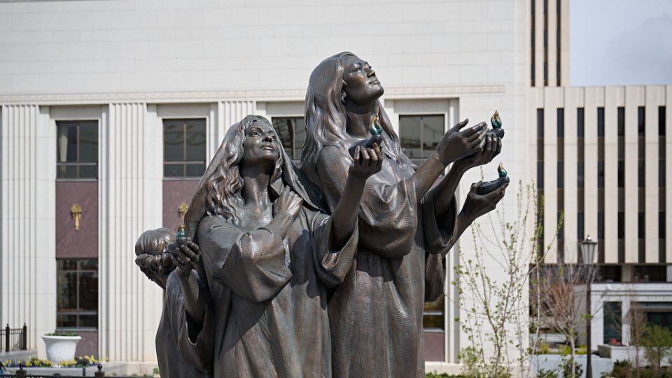  Estátua das "Cinco Virgens Sábias" na Praça do Templo em Salt Lake City