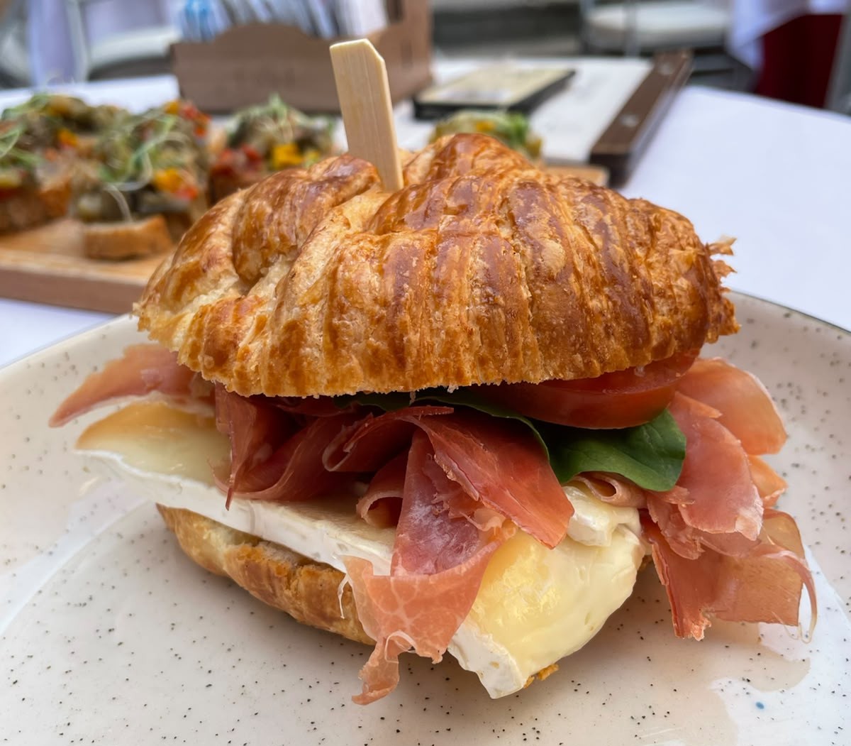 Croissant Parma e Queijo Brie